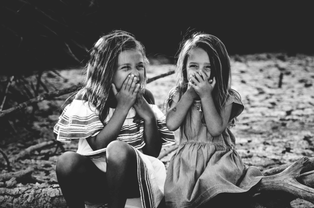 Deux jeunes filles qui papotent en rigolant